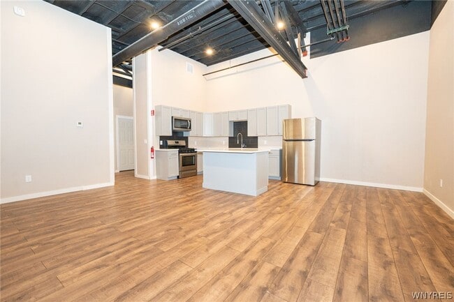 Photo - 2335 Main St