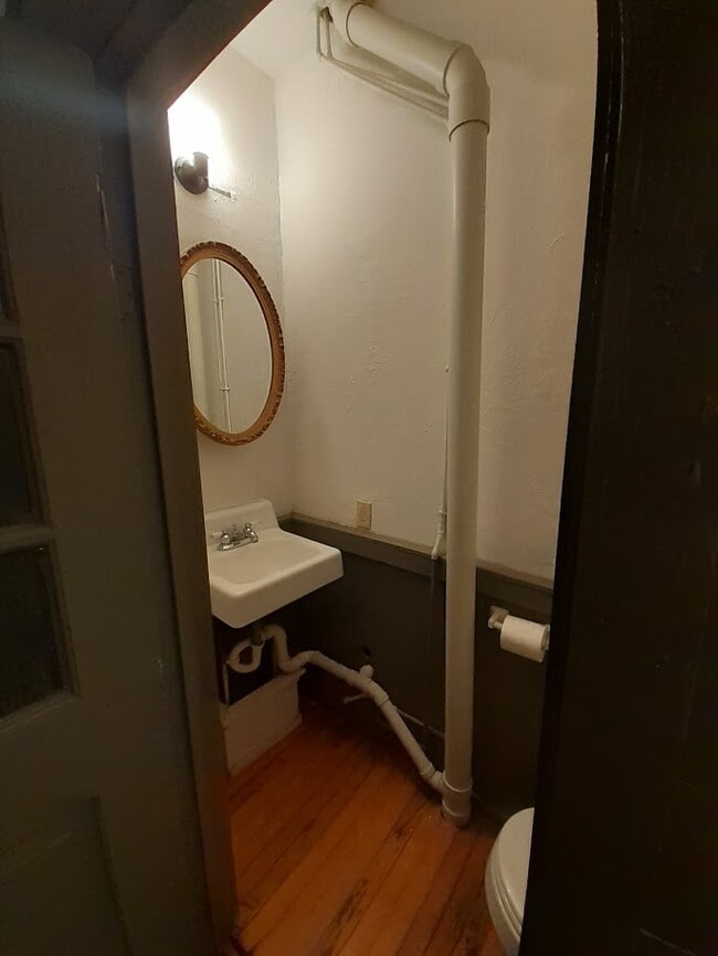 214 Locust St Unit Front Apartment