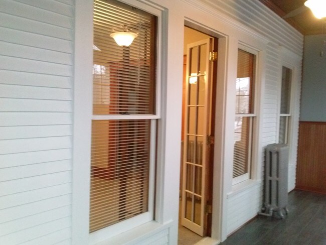 #2 View of Porch - 514 Franklin W Ave Unidad Franklin Avenue 2nd Floor