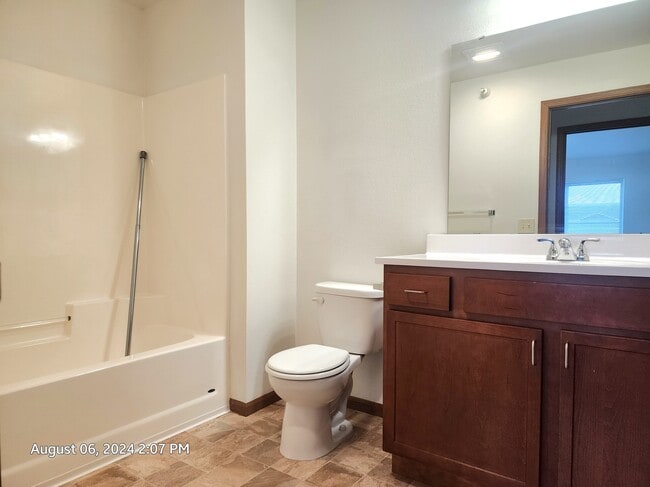 Bathroom (2BR) - Cedar Pointe Estates Apartments