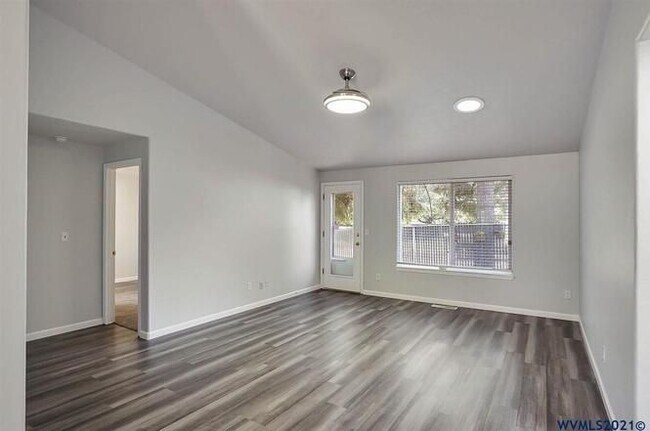 Photo - 1052 Ginger Ave SE