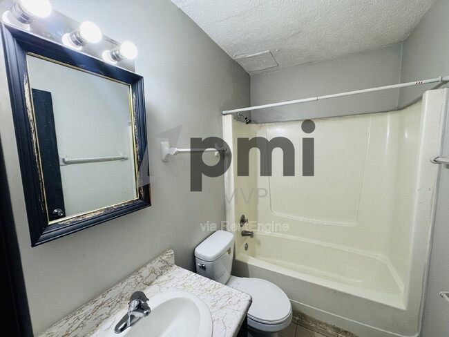 Photo - 828 Whitethorne Ave