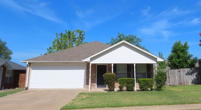 Building Photo - Lindale ISD! Lovely 3 Bedroom, 2 Bath Hous... Rental