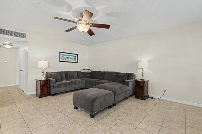 Photo - 2455 NE 51st St Unidad e207
