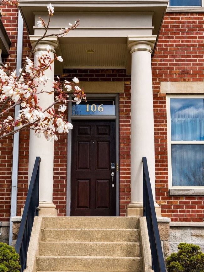 Building Photo - Luxury townhouse with private elevator & river views