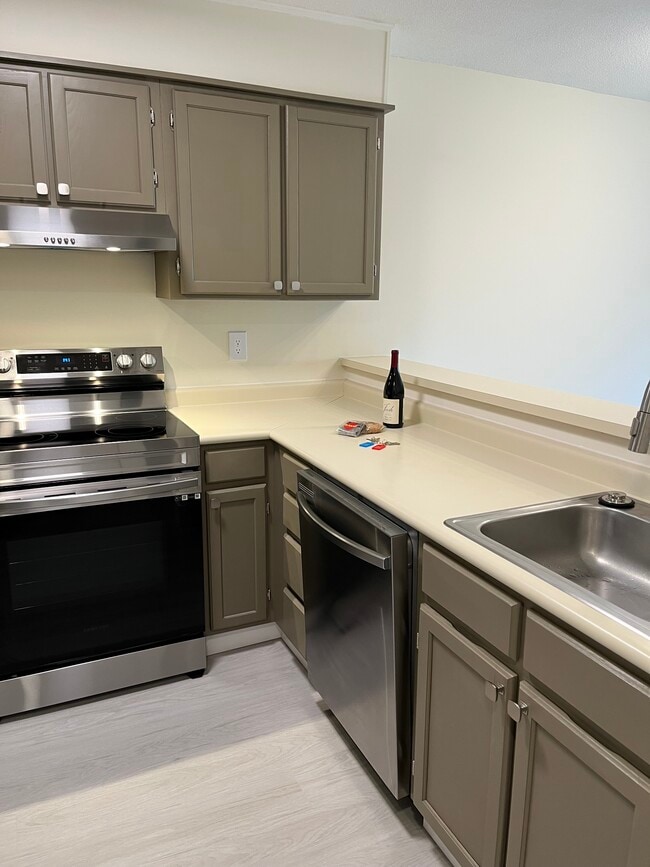 Photo - 1204 Whitney Ave Unit 115