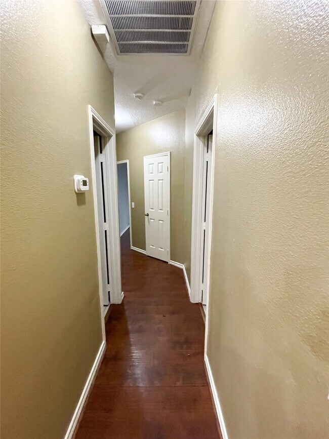 Photo - 4914 Surrey Park Cir