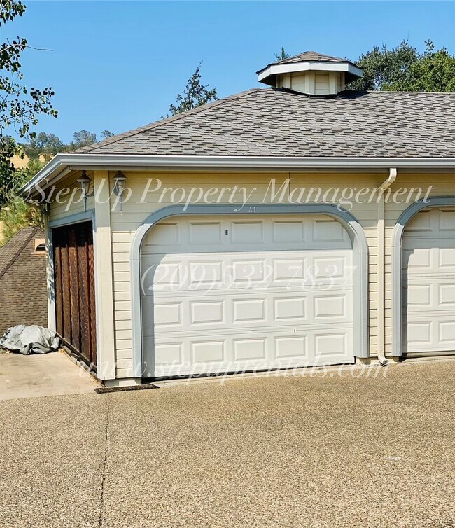 2 Bedroom 2 Full Bathroom Condo with Lake House Rental in