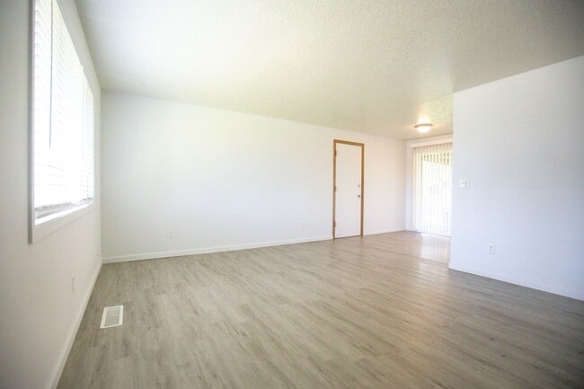 Photo - *** 3 Bedroom Woodburn home available now ***