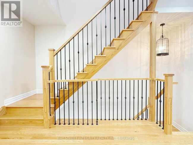 Photo - 2267 Major MacKenzie Dr W