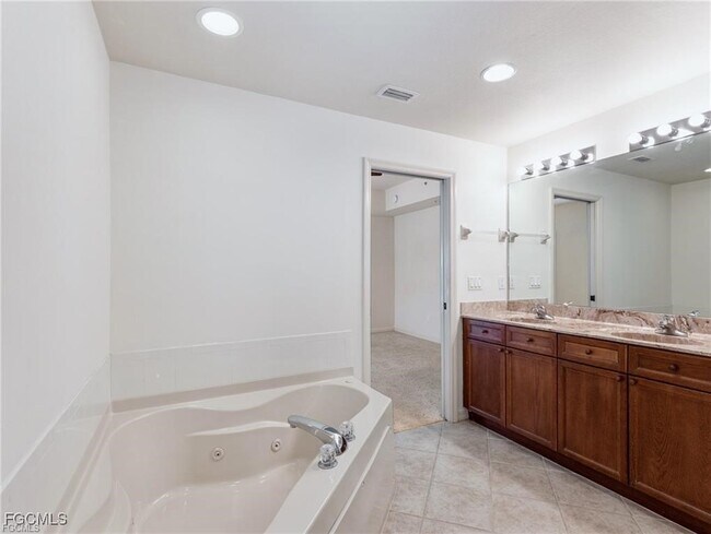 Building Photo - 10060 Lake Cove Dr Unit 102