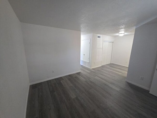 Photo - 900 E Leslie Cir