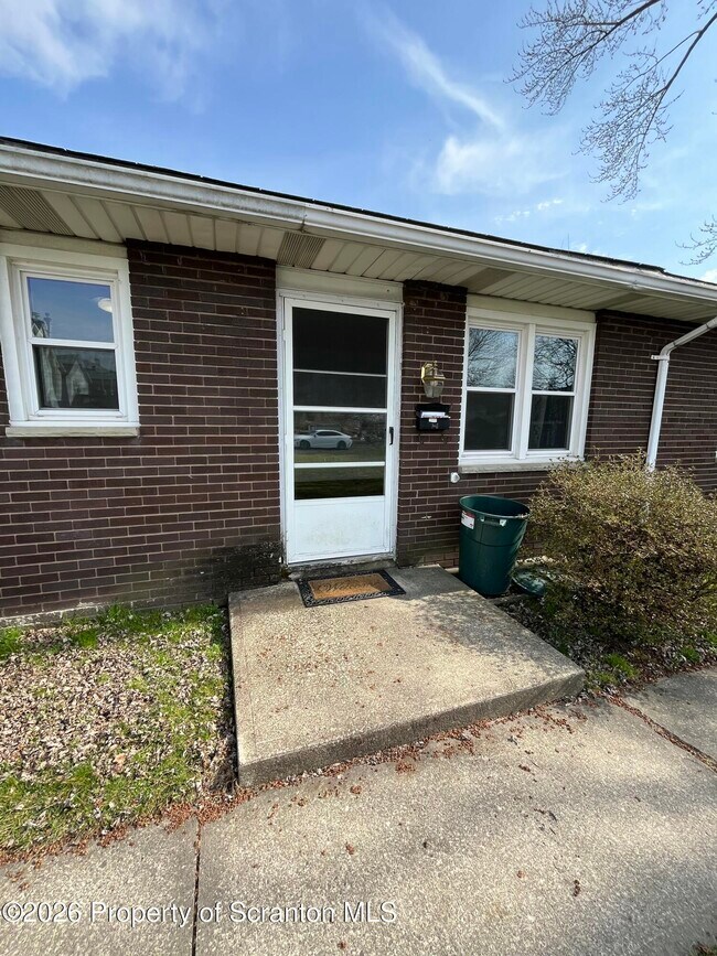 Building Photo - 612 Oak St