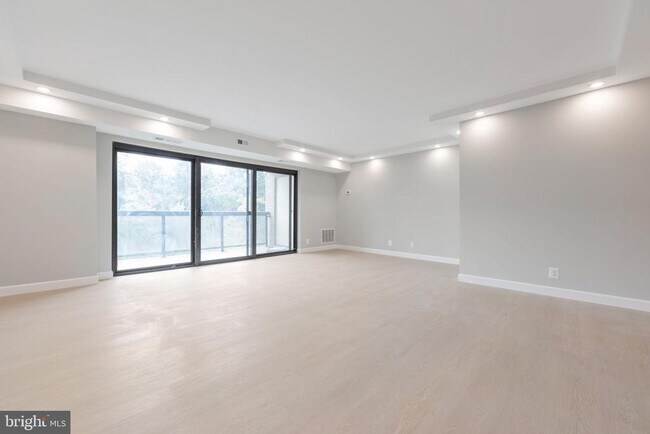 Photo - 205 Yoakum Pkwy Unit 516