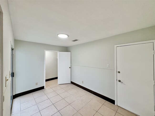 Building Photo - 5 Snapdragon Ct