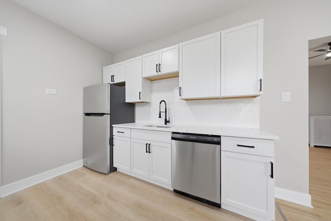 Photo - 7520 N Seeley Ave Unit 2W