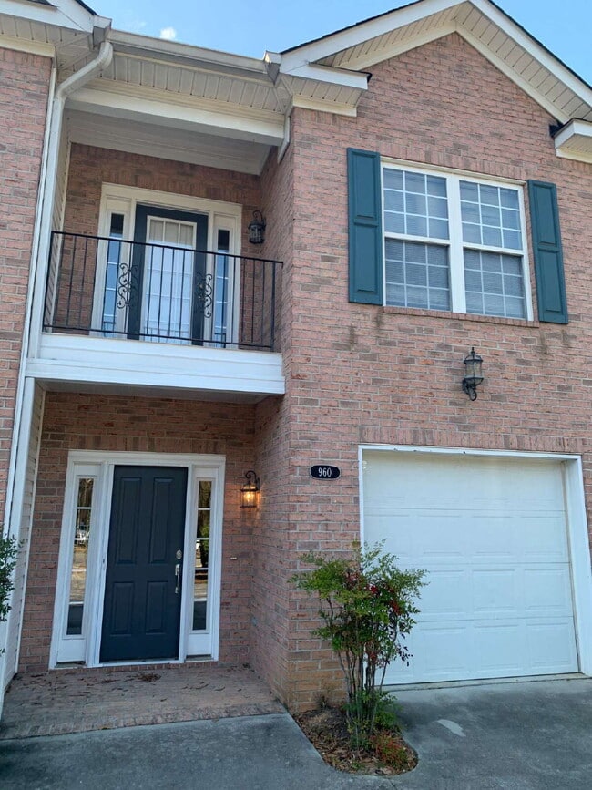 Building Photo - Beautiful Townhome in the Heart of Aiken!