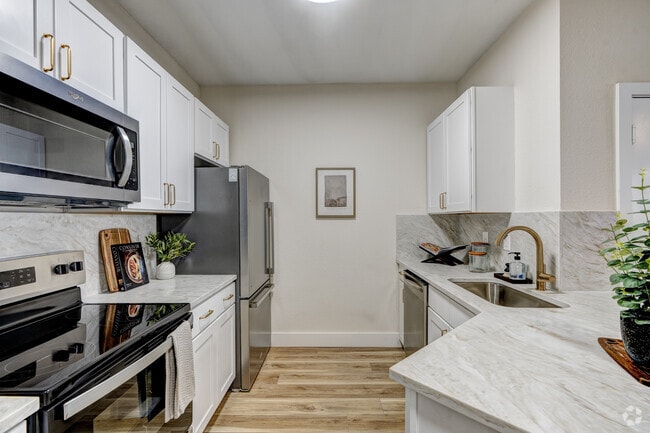 1BR, 1BA - 573SF - Kitchen