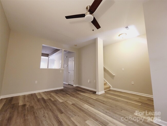 Photo - 563 E 9th St