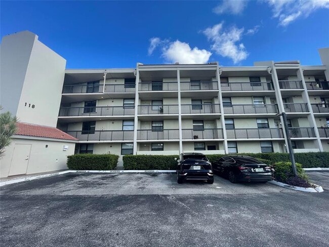 Building Photo - 118 Lake Emerald Dr Unit 406 Rental