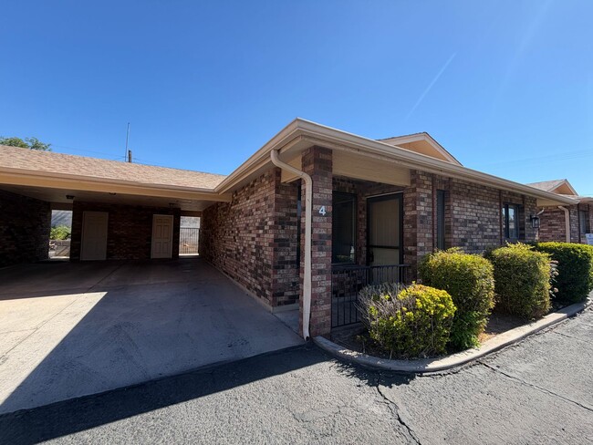 Building Photo - DARLING TOWNHOME FOR RENT!