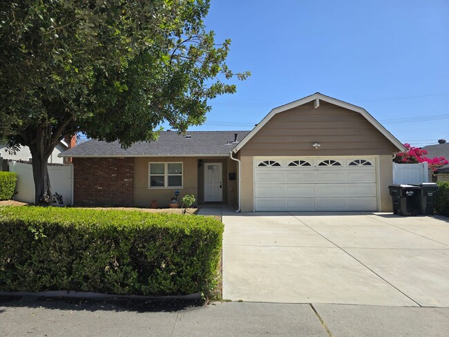Beautiful 4 Bedroom Home - Beautiful 4 Bedroom Home