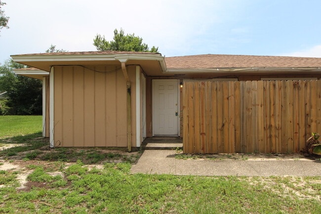 Building Photo - Gulf Breeze 2BR Apartment in Greenbriar with Large Bedrooms, Fenced Patio, Huge Backyard & Water/... Unit C