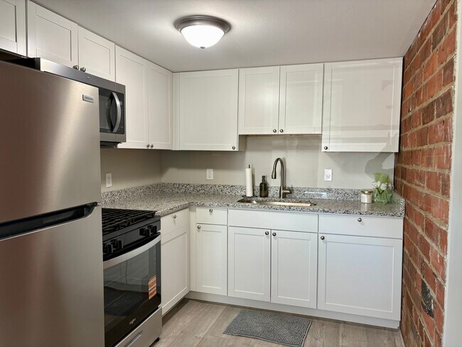 Photo - 7560 Mentor Ave Unidad 001