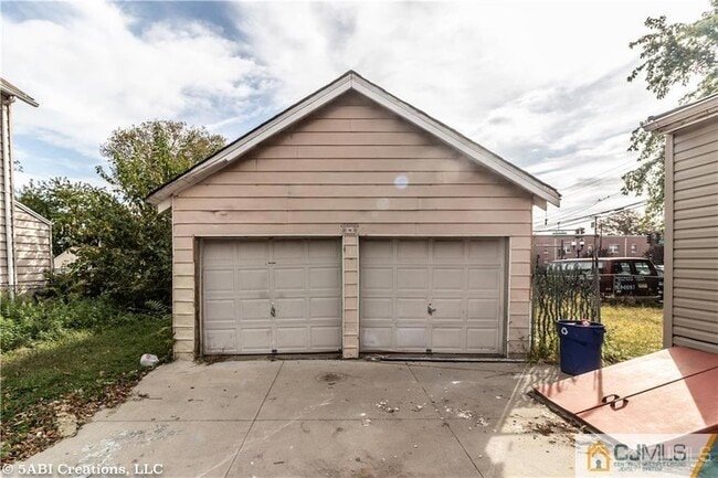 556 Roosevelt Ave Unit 2