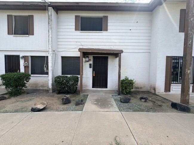Building Photo - Holiday Gardens 2 Bedroom Townhome