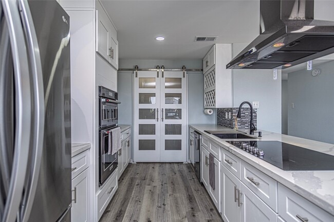 Photo - 301 Commander Dr