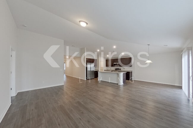 Photo - 107 Lord Effingham Wy