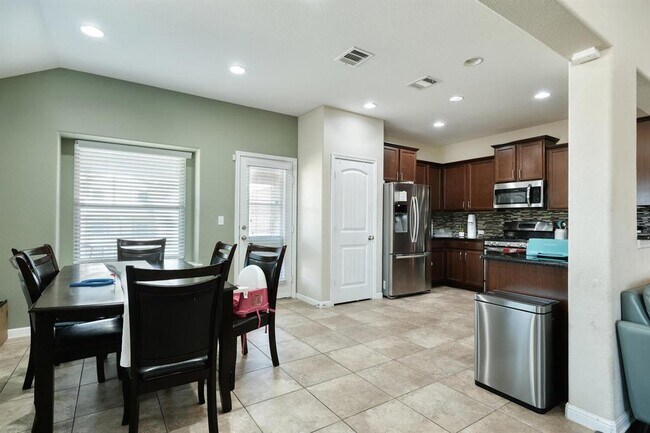 Photo - 413 Alsatian Ln