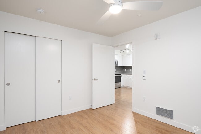1BD, 1BR - 639SF