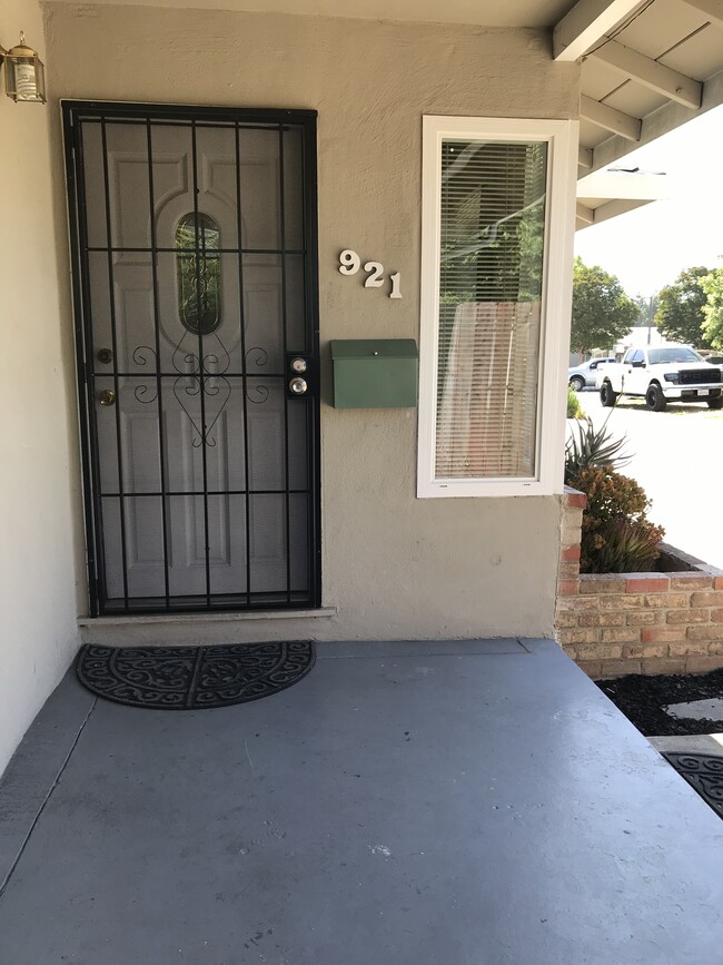 Front door - 921 Sherman Oaks Dr