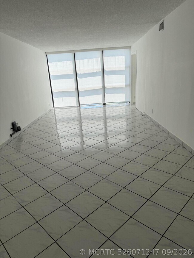 Photo - 1000 Parkview Dr Unit 424