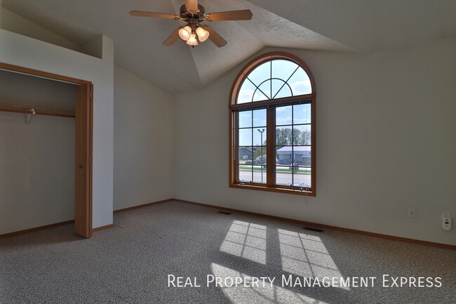 Building Photo - 801 Ryan Dr Unit 3