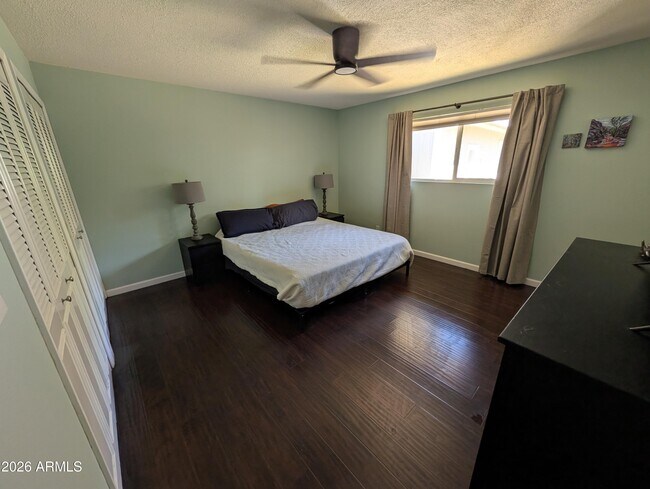 Photo - 1039 E Larkspur Ln