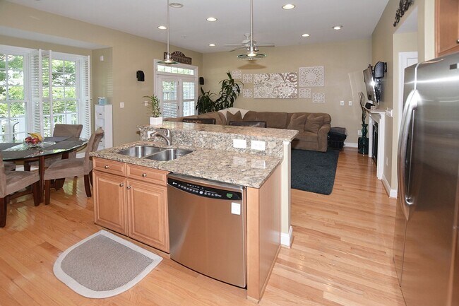 Photo - Beautiful Luxury TH with Deck & Patio!