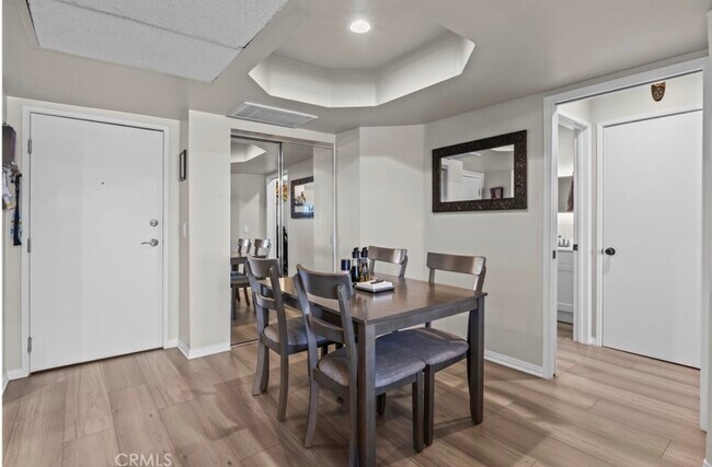 20253 Keswick St Unidad 323