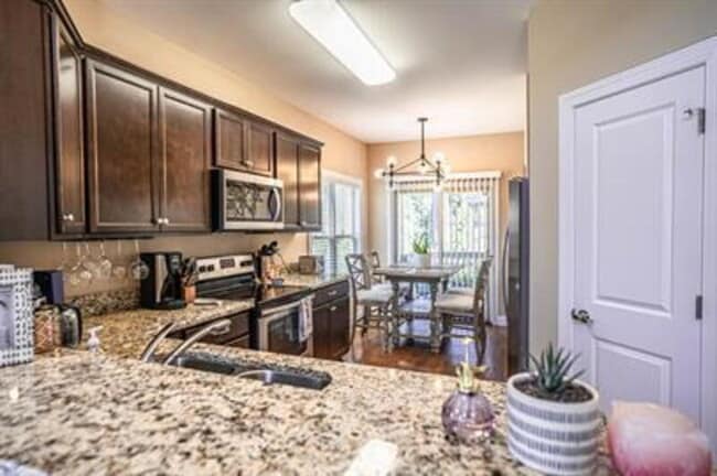Building Photo - 10 Cypress Cir