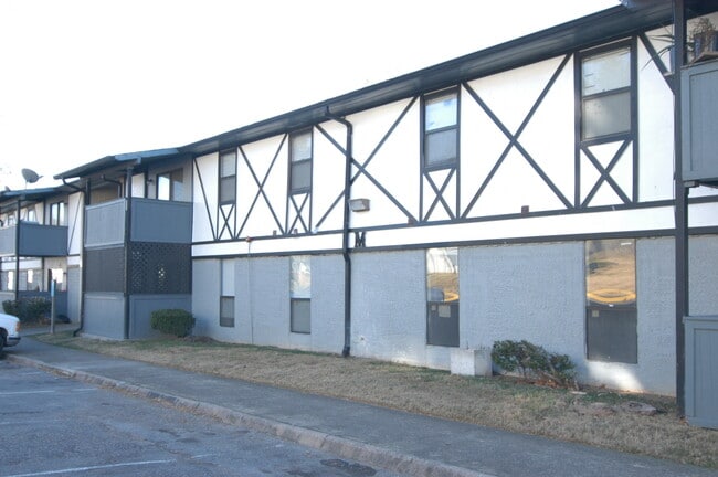 Building Photo - Completely Renovated 2 Bedroom / 2 Bathroom Apartment!