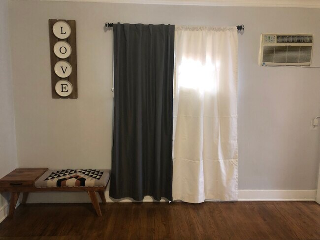 Photo - 5613 La Mirada Ave Unidad 1 Bedroom