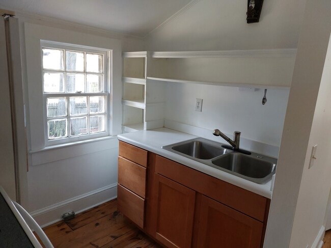 Photo - 172 Union St N