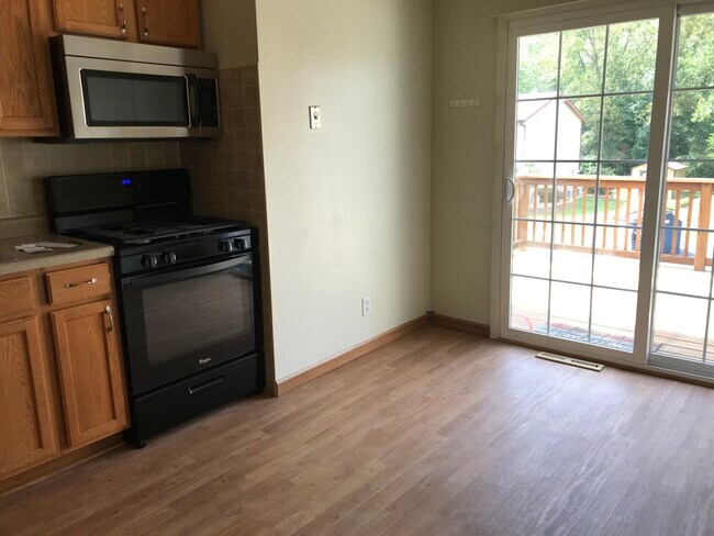 Sliding door to deck - 2211 Sturdy Rd Unidad C