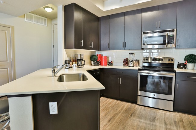 The Met at Fashion Center apartments — community photo