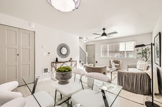 Photo - Stunning Renovation! HUGE 2 Bed 1.5 Townho... Unidad 308