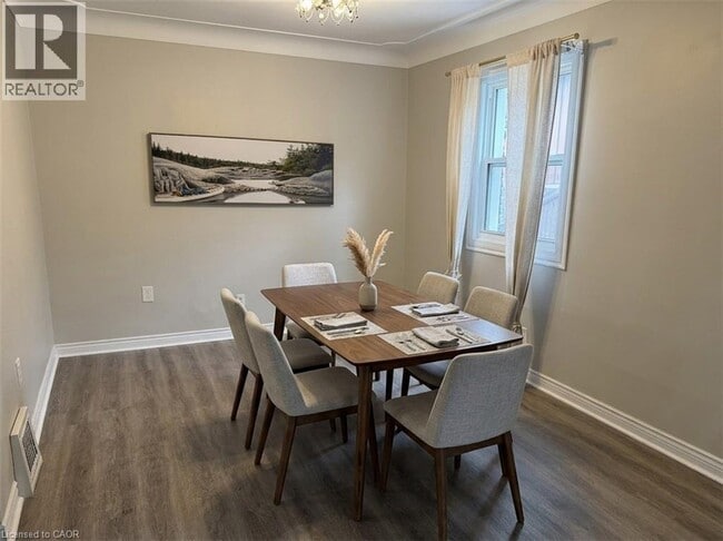 Photo - 24 E 25th St