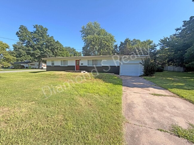 Photo - Spacious 3 Bed, 2 Bath Home with Large Yard Available!