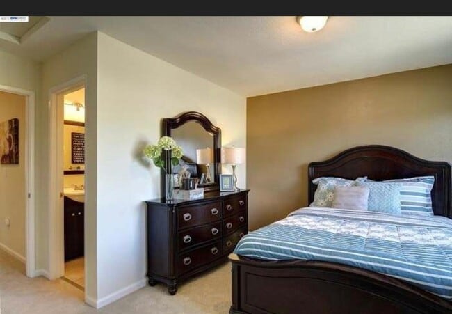 Photo - 2118 Alexander Way